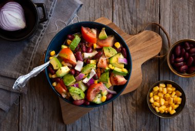Diğer sebzeler, domatesler ve mısırlarla birlikte avokado salatası. Sağlıklı vejetaryen yemekleri