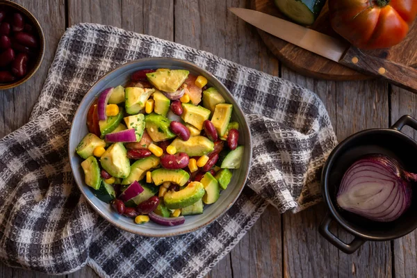 Avokádó Saláta Más Zöldségekkel Paradicsommal Kukoricával Egészséges Vegán Ételek — Stock Fotó