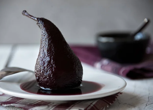 Søt Pære Tilberedt Med Rødvin Deilig Hjemmelaget Dessert – stockfoto