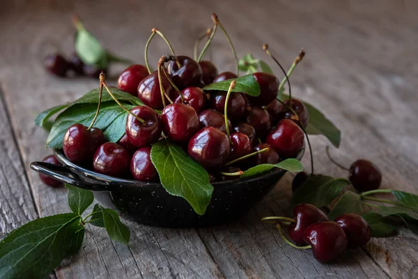 Vers Rijp Kersenfruit Met Bladeren Donkere Houten Tafel — Stockfoto