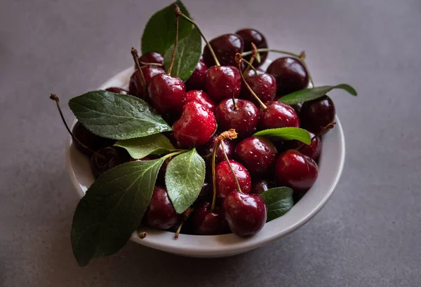 Fructe Proaspete Cireșe Coapte Frunze Castron Alb — Fotografie, imagine de stoc