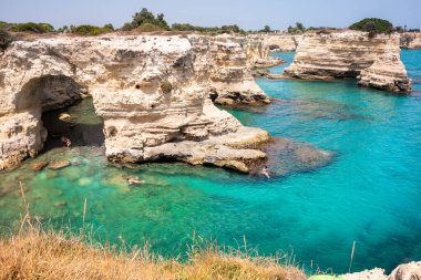 Yığınları ve kayalık kıyıları olan güzel bir deniz.