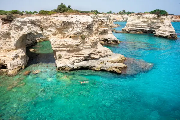 Schönes Meer Mit Stapeln Und Felsiger Küste — Stockfoto