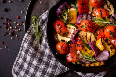 Izgara karışık sebze, pişmiş biber, kabak, domates ve soğan.
