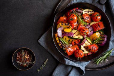 Izgara karışık sebze, pişmiş biber, kabak, domates ve soğan.