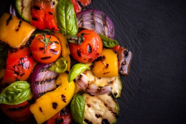 Izgara karışık sebze, pişmiş biber, kabak, domates ve soğan.