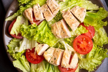 Marul, domates ve soğanlı yeşil sebze salatası. Sağlıklı yemek.