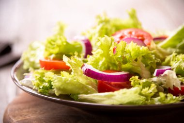 Marul, domates ve soğanlı yeşil sebze salatası. Sağlıklı yemek.