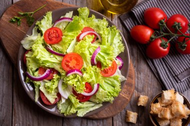 Marul, domates ve soğanlı yeşil sebze salatası. Sağlıklı yemek.