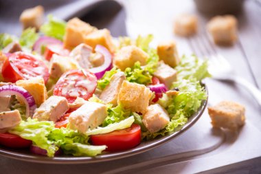 Marullu yeşil sebze salatası, tavuk ve kızarmış ekmek. Sağlıklı yemek.