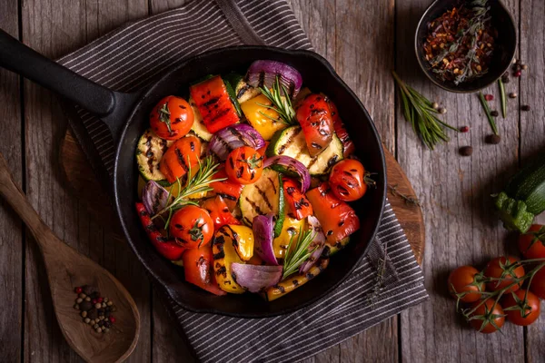 烤混合蔬菜 熟辣椒 西葫芦 西红柿和洋葱 — 图库照片