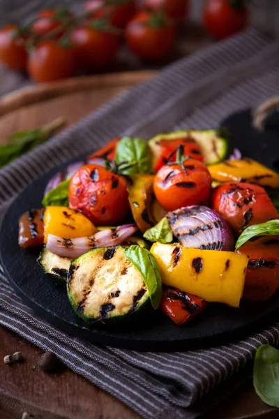 Ψητά Ανάμεικτα Λαχανικά Μαγειρεμένες Πιπεριές Κολοκυθάκια Ντομάτες Και Κρεμμύδια — Φωτογραφία Αρχείου