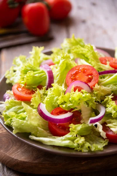 Grön Grönsakssallad Med Lattuce Tomatos Lök Hälsosam Mat — Stockfoto