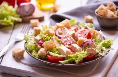 Marullu yeşil sebze salatası, tavuk ve kızarmış ekmek. Sağlıklı yemek.