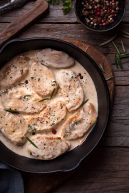 Kızartma tavasında soslu tavuk göğsü.