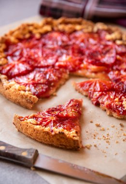 Tatlı meyveli pasta, portakallı fırında tatlı.