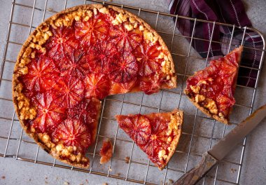 Tatlı meyveli pasta, portakallı fırında tatlı.