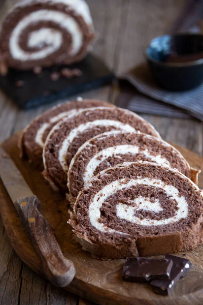 Köstlicher Schokoladenkuchen Mit Weißer Sahne Hausgemachtes Dessert — Stockfoto