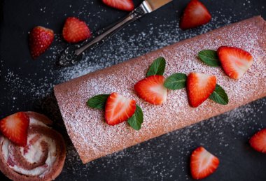 Beyaz kremalı lezzetli çilekli pasta, ev yapımı tatlı.