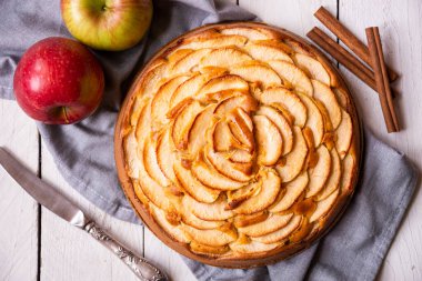 Elmalı turta, taze elmalı ev yapımı tatlı.