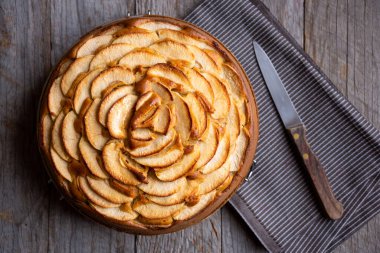 Elmalı turta, taze elmalı ev yapımı tatlı.