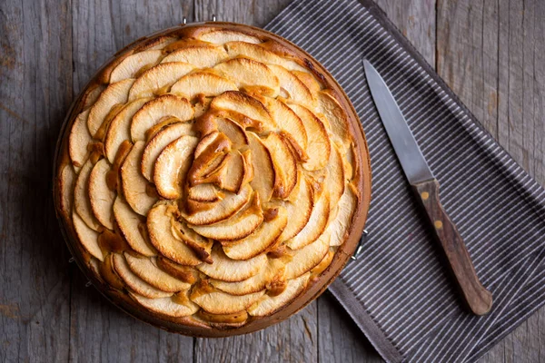 Elmalı turta, taze elmalı ev yapımı tatlı.