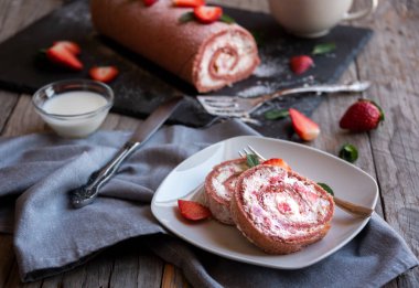 Beyaz kremalı lezzetli çilekli pasta, ev yapımı tatlı.
