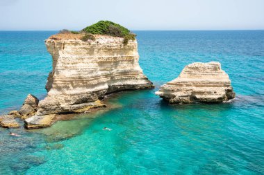 Yığınları ve kayalık kıyıları olan güzel bir deniz.