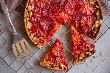 Tatlı meyveli pasta, portakallı fırında tatlı.