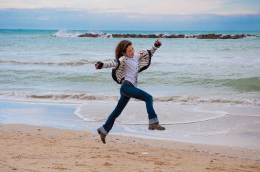 Kumsalda zıplayan mutlu kız