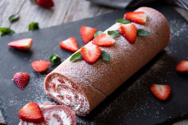 Beyaz kremalı lezzetli çilekli pasta, ev yapımı tatlı.