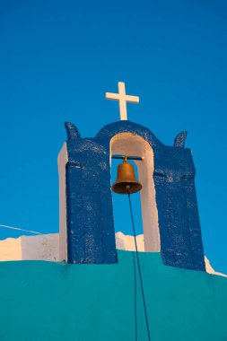 Santorini Adası 'ndaki güzel beyaz kilise. 