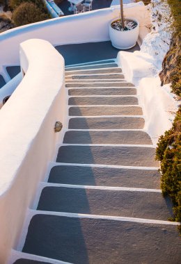 Yunanistan 'ın Santorini adasındaki Yunan köyünün güzel beyaz adımları