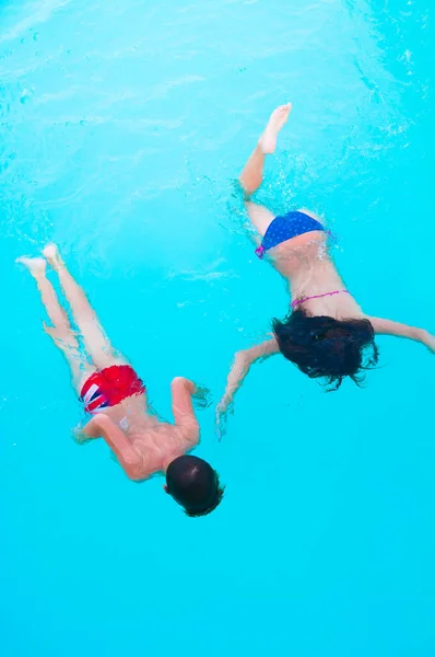 Bruder Und Schwester Haben Spaß Schwimmbecken — Stockfoto