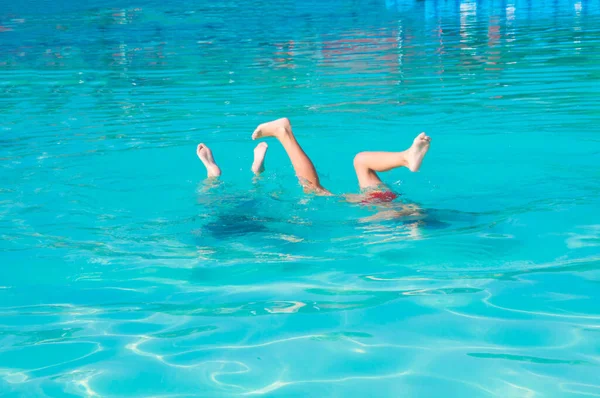 Tiener Broer Zus Hebben Plezier Het Zwembad — Stockfoto