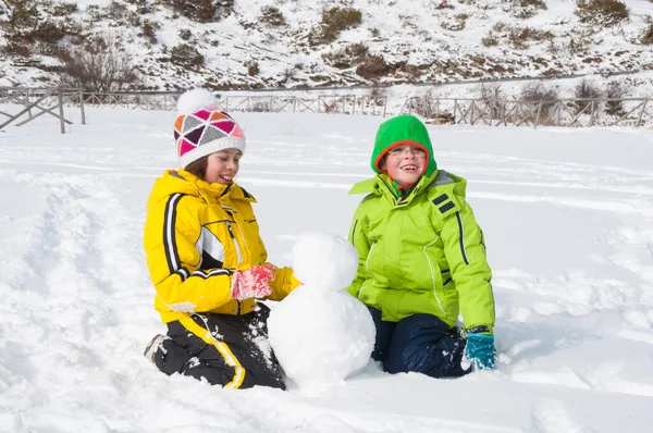 Dzieci Bawiące Się Śniegu — Zdjęcie stockowe