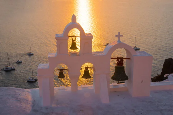 希腊圣托里尼岛上美丽的白色教堂 — 图库照片