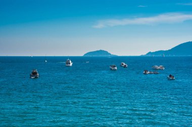 Mavi gökyüzü ve bulutlarıyla güzel deniz suyu