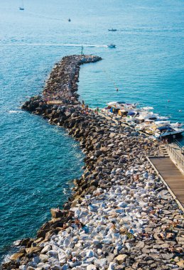 İsrail eyaletinin kuzeyindeki deniz kıyısında.