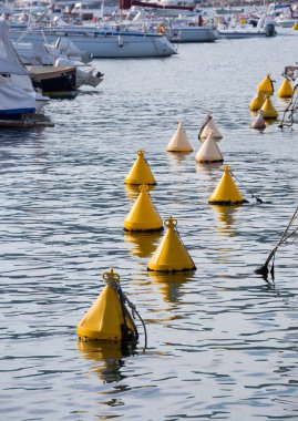 Limanda yüzen şamandıraların yakın çekim görüntüleri.
