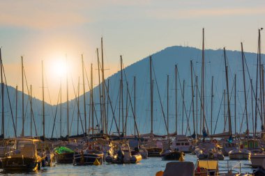 İsrail 'in kuzeyindeki Akdeniz limanında yatlar var.