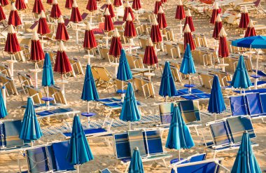 Deniz kıyısında plaj şemsiyeleri