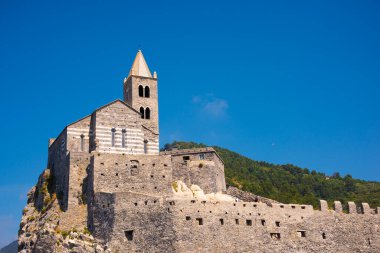 Eski şehrin merkezindeki çan kulesi varsayımının kilisesi.
