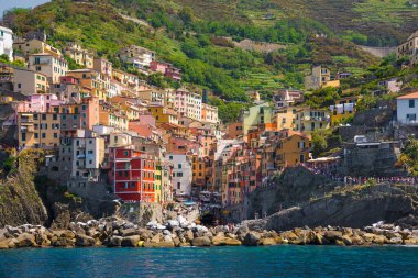Manarola, Cinque Terre, İtalya-Haziran 5, 2016: Liguria 'daki amalfi sahili,
