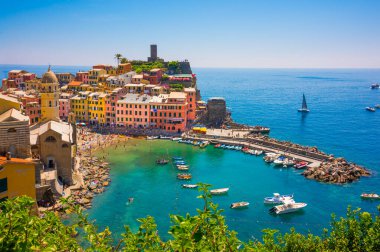 Cinque Terre, İtalya 'da renkli evler