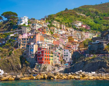 Manarola, Cinque Terre, İtalya-Haziran 5, 2016: Vernazza şehri manzarası, Liguria