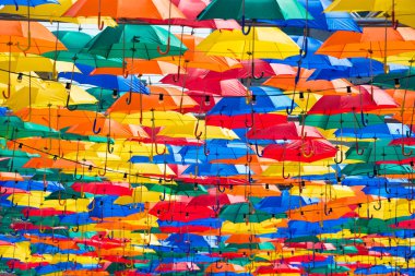Sokakta renkli şemsiyeler