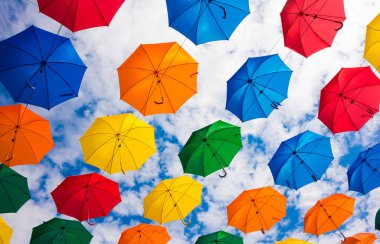 Sokakta renkli şemsiyeler