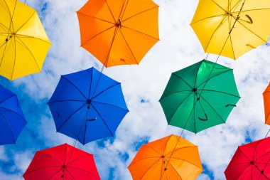 Sokakta renkli şemsiyeler