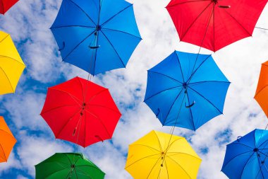 Sokakta renkli şemsiyeler